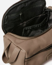 Load image into Gallery viewer, STITCH & HIDE - JETT TOILETRY BAG in OAK