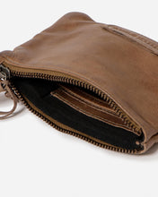 Load image into Gallery viewer, STITCH &amp; HIDE - MELBOURNE POUCH in SADDLE
