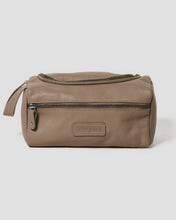 Load image into Gallery viewer, STITCH &amp; HIDE - JETT TOILETRY BAG in OAK
