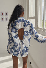 Load image into Gallery viewer, ZULU &amp; ZEPHYR - RAMIE TIE SHIRT in Blue Flower
