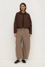 Load image into Gallery viewer, ASSEMBLY - ELAINE WASHED COTTON PANT / dark sand
