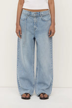 Load image into Gallery viewer, ASSEMBLY - LOOSE FIT JEAN / Mid Stone Wash
