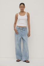 Load image into Gallery viewer, ASSEMBLY - LOOSE FIT JEAN / Mid Stone Wash

