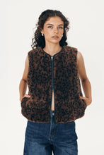 Load image into Gallery viewer, ROWIE - SOLENE PLUSH VEST / LEOPARD
