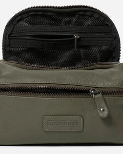 STITCH & HIDE - JETT TOILETRY BAG in OLIVE