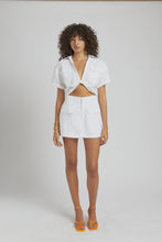 Load image into Gallery viewer, SUMMI SUMMI - CROPPED LINEN TWIST SHIRT - WHITE
