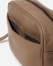 Load image into Gallery viewer, STITCH &amp; HIDE - TAYLOR BAG OAK
