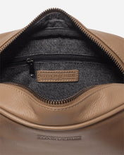 Load image into Gallery viewer, STITCH &amp; HIDE - TAYLOR BAG OAK
